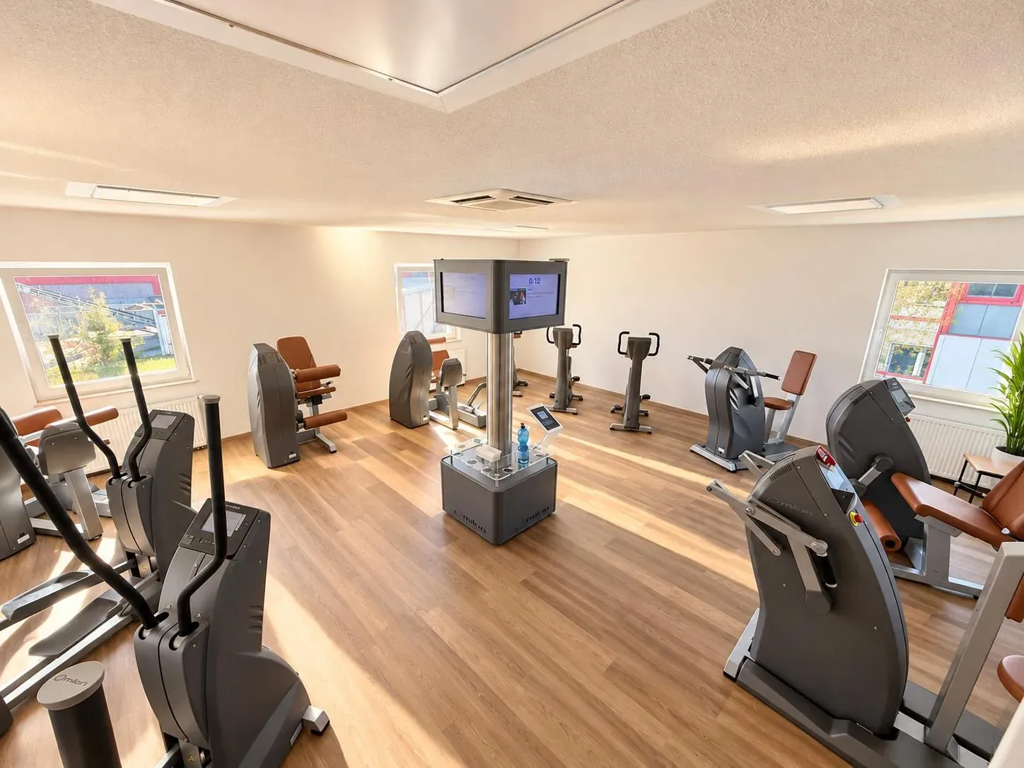 Trainingsfläche des Institut Wellness in Salzkotten mit Geräten im Tageslicht